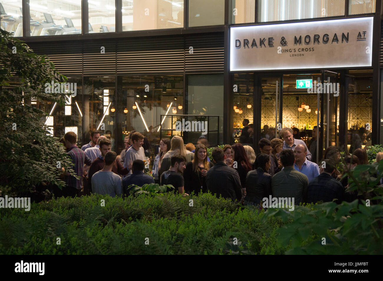 Drake e Morgan bar a Battle Bridge Place, Kings Cross, London. I bevitori dopo il lavoro godendo bevande Foto Stock