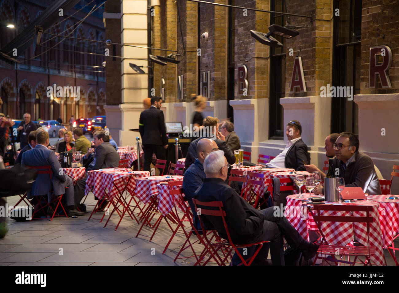Cene alfresco e bere al di fuori del grande Nord Hotel GNH Bar, King's Cross Foto Stock