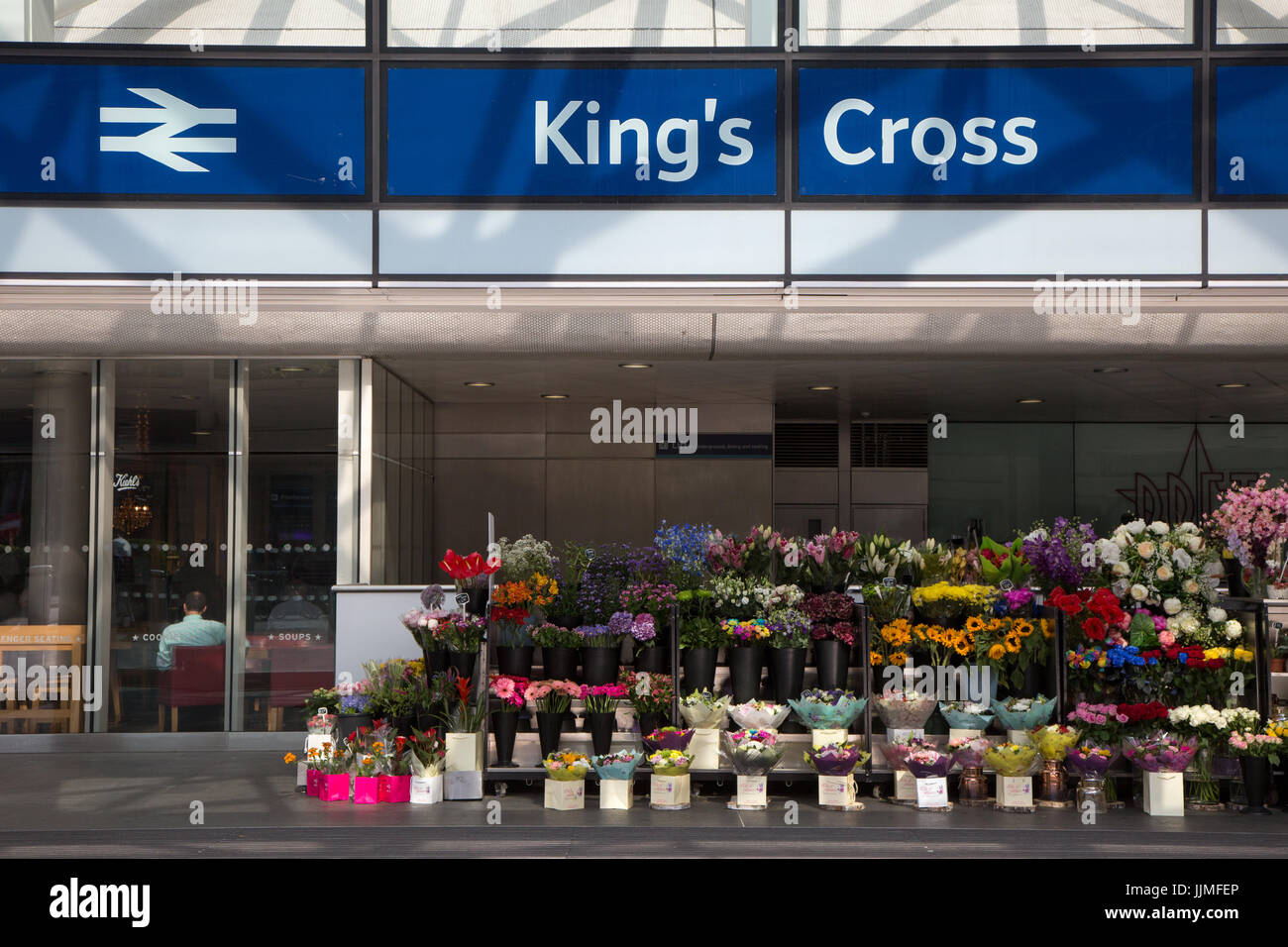 Un fiore in stallo alla stazione dei treni di Kings Cross Foto Stock