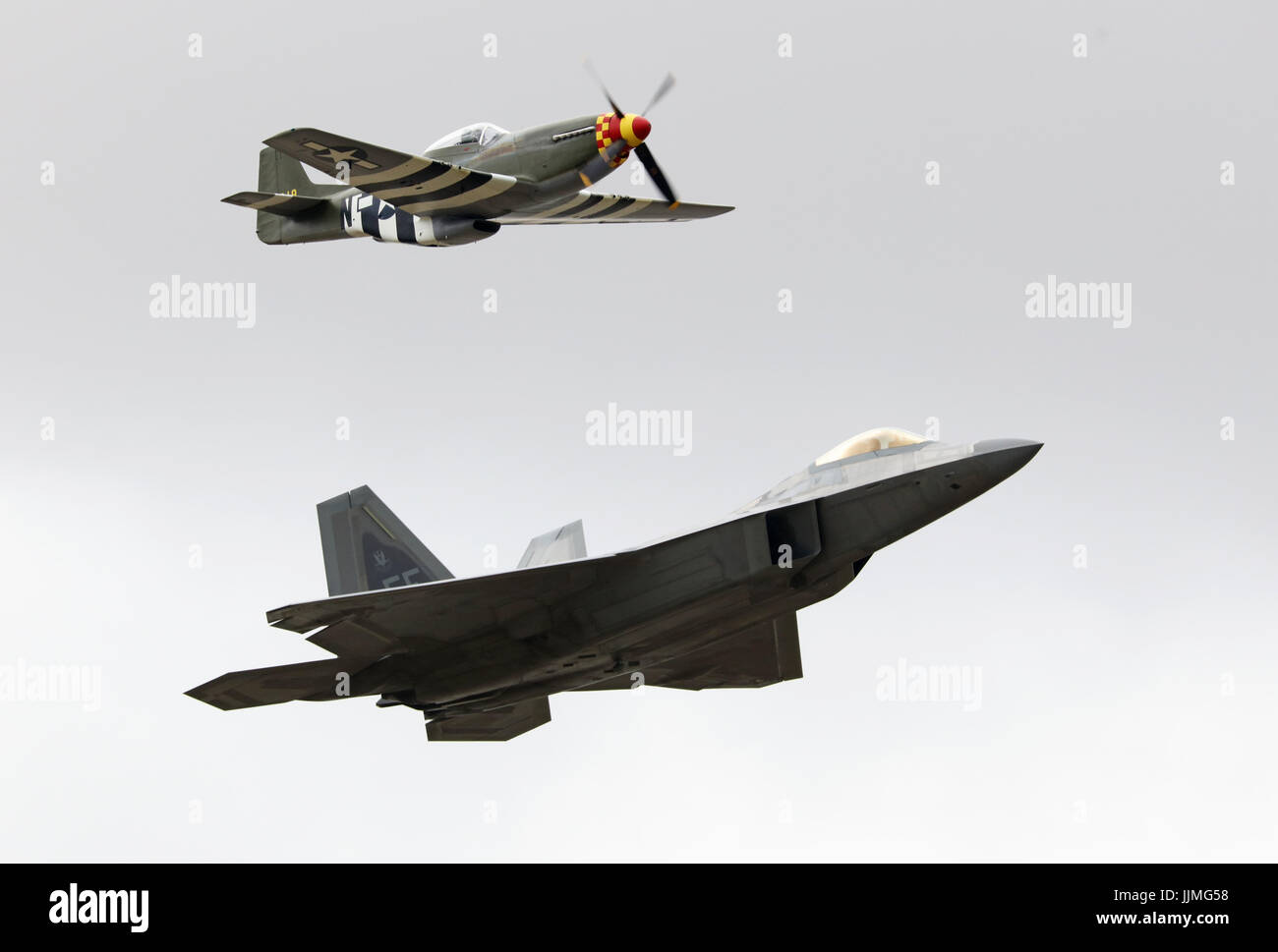 Lockheed Martin F22 Raptor con p51d mustang Foto Stock