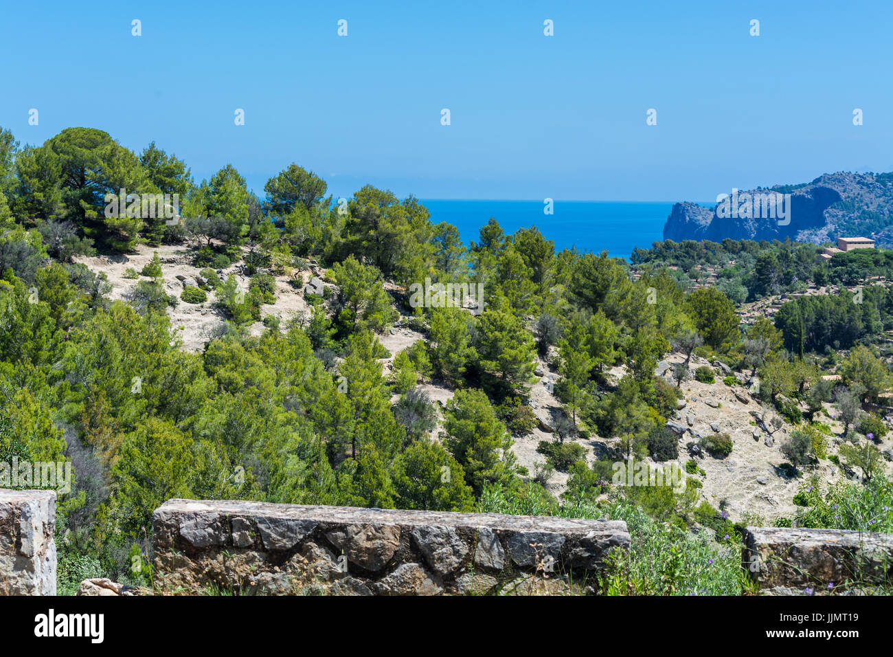 Selvatica costa ovest di Maiorca, Spagna sullo sfondo il Mare Mediterraneo. Foto Stock