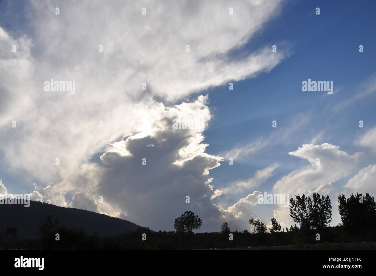 Bella, nuvole, cielo blu, Baramulla, Himalaya, India © di Saji Maramon Foto Stock