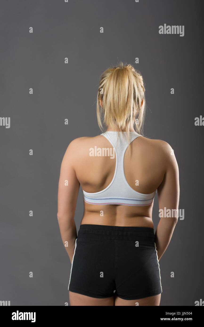 Vista posteriore di una donna che indossa reggiseno sportivo e cortocircuiti Foto Stock