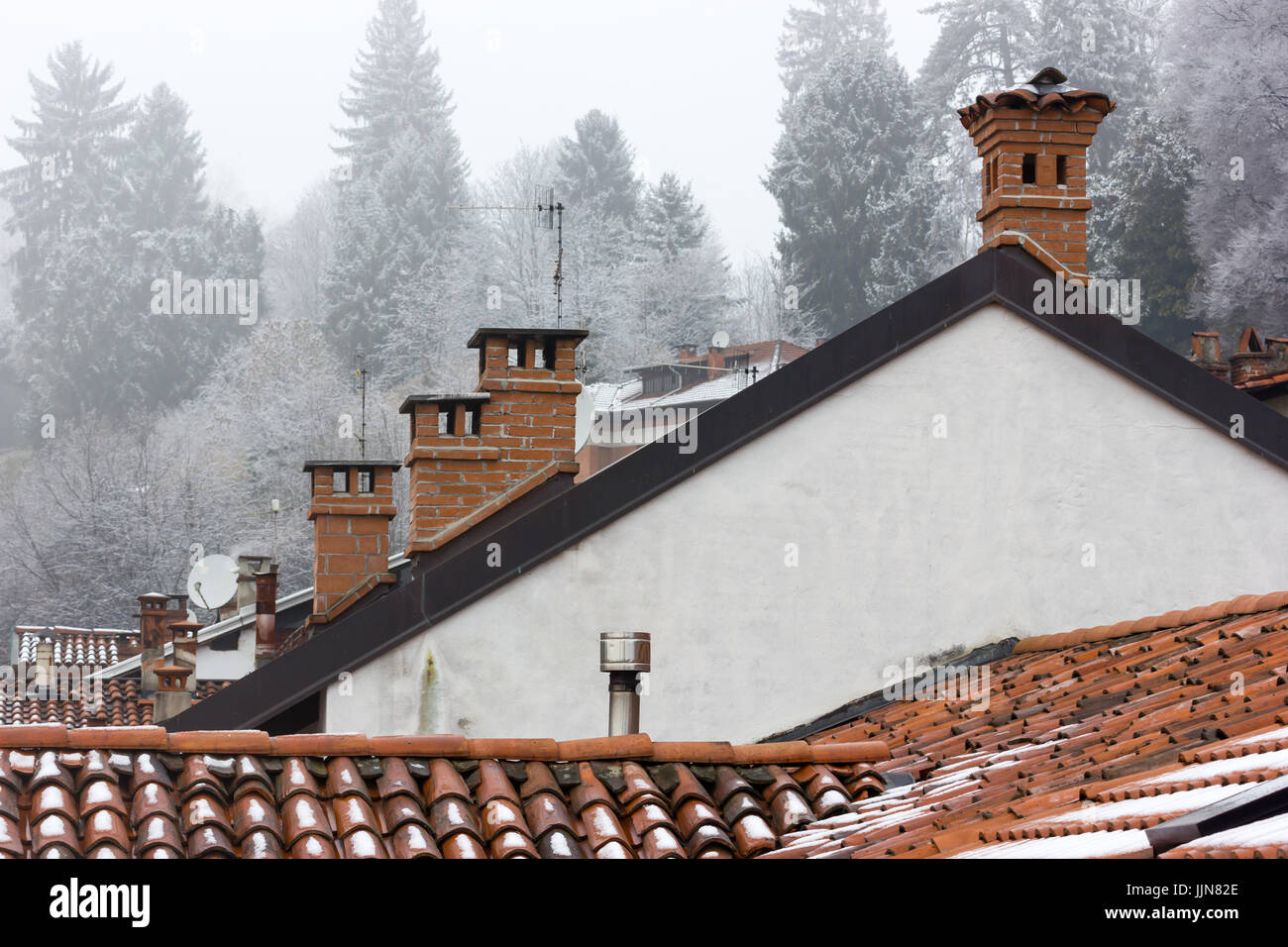 Quattro vecchi camini in mattoni sotto la neve anche durante l inverno Foto Stock