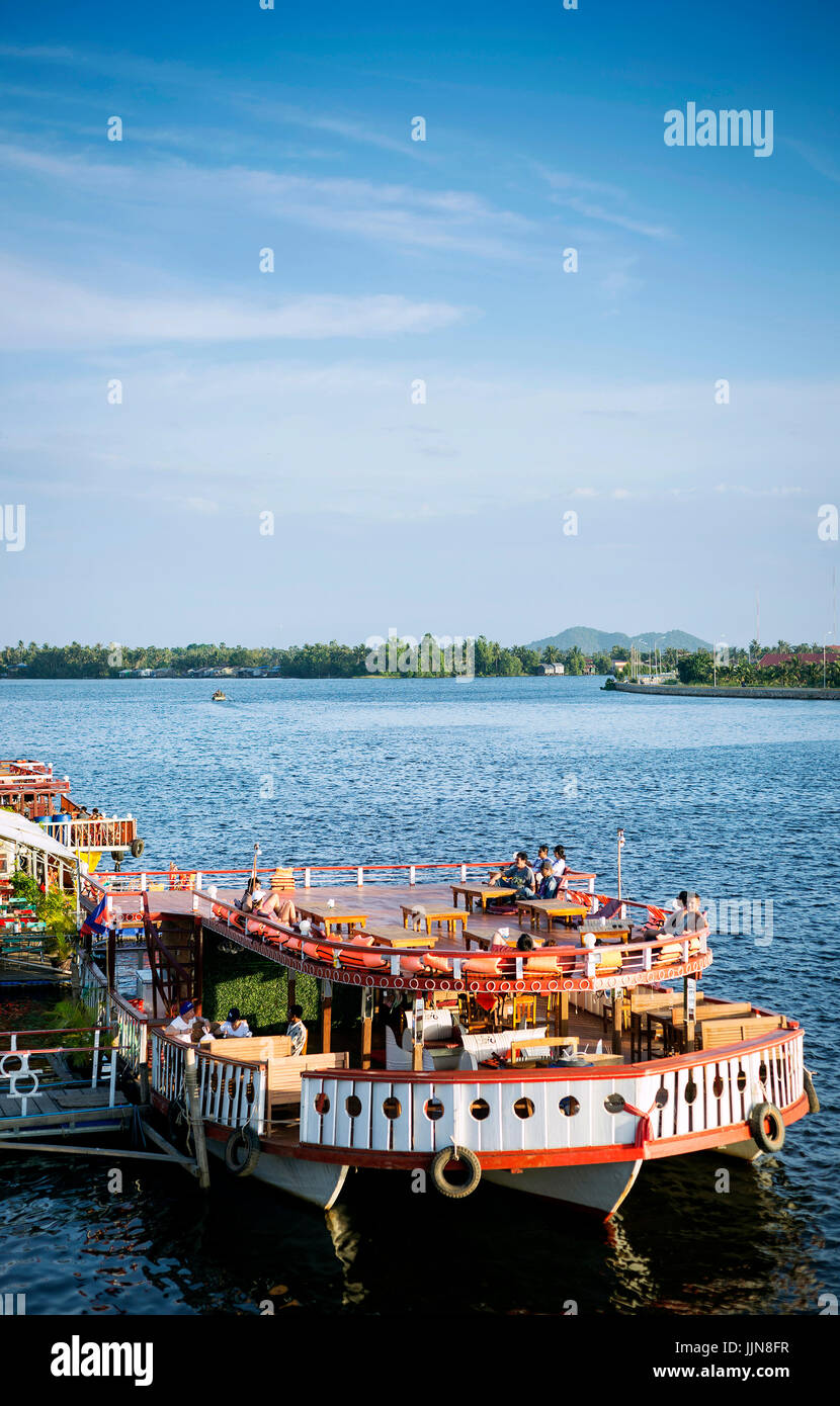 Vista del battello fluviale ristoranti turistici nella città di Kampot Cambogia Foto Stock