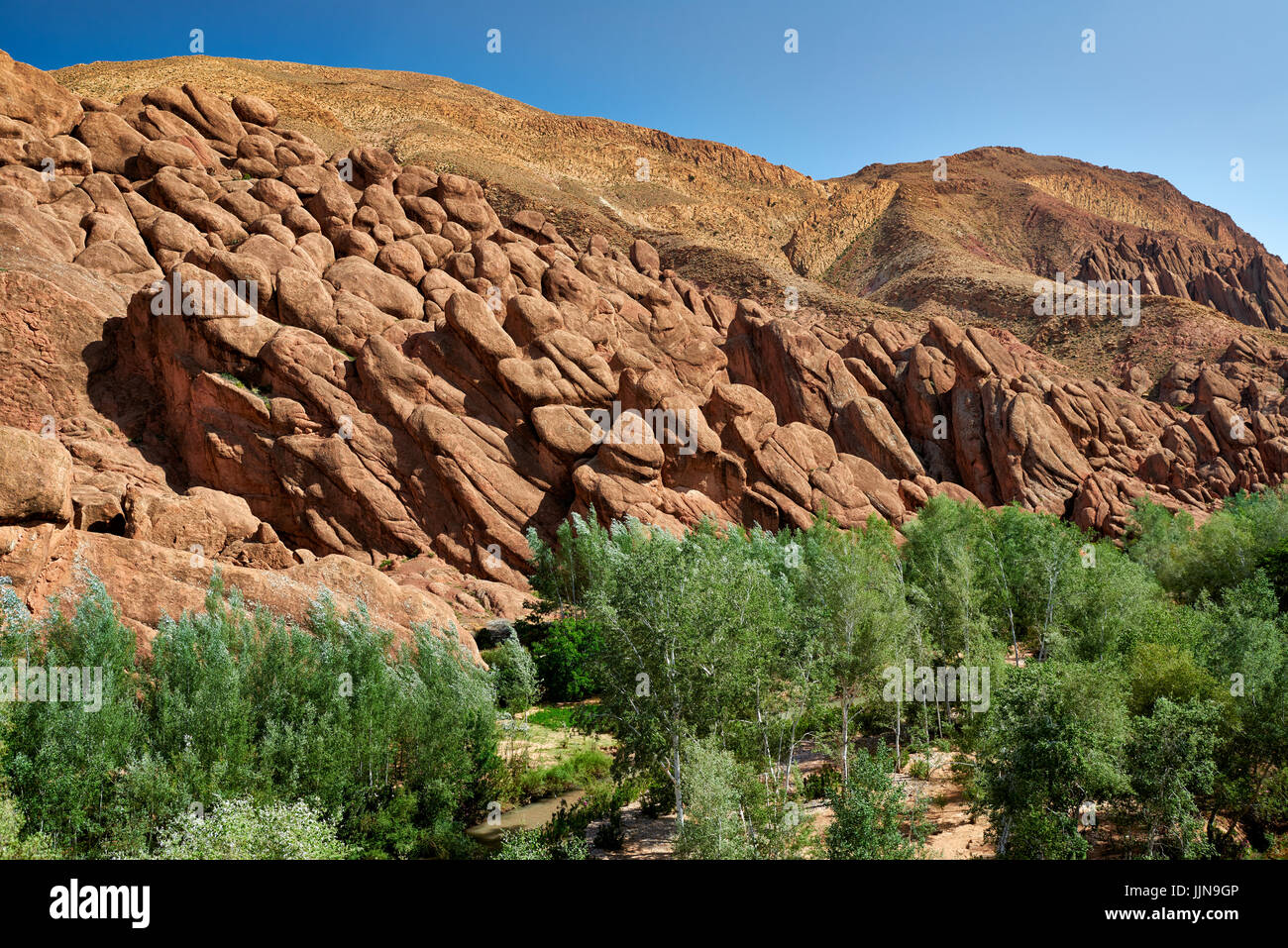 Spettacolare paesaggio di roccia di Alto Atlante mountain range in Ait Ouglif, Marocco, Africa Foto Stock