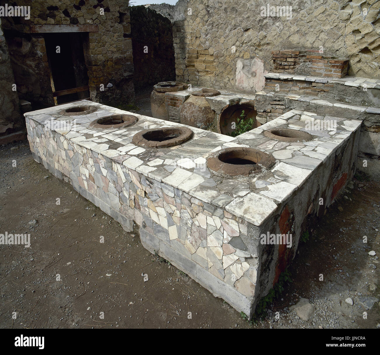 L'Italia. Pompei. Rivestito di marmo Thermopolium di contatore. Situato tra Cardo V e inferiore Decumanu. Campania. Foto Stock