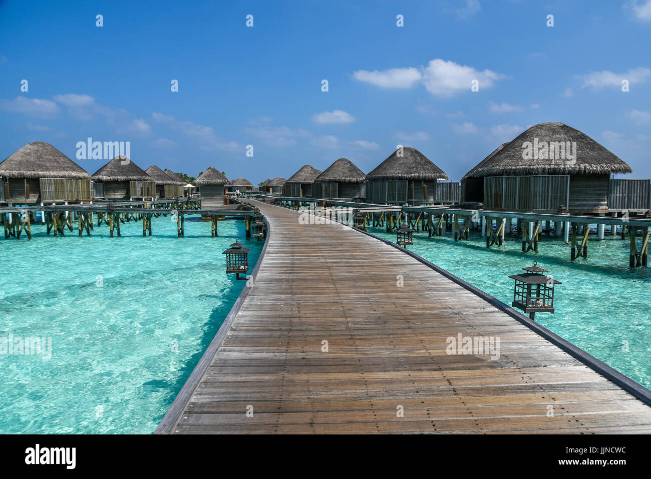 Il molo di un resort di lusso conduce alla over-ville sull'acqua. Foto Stock