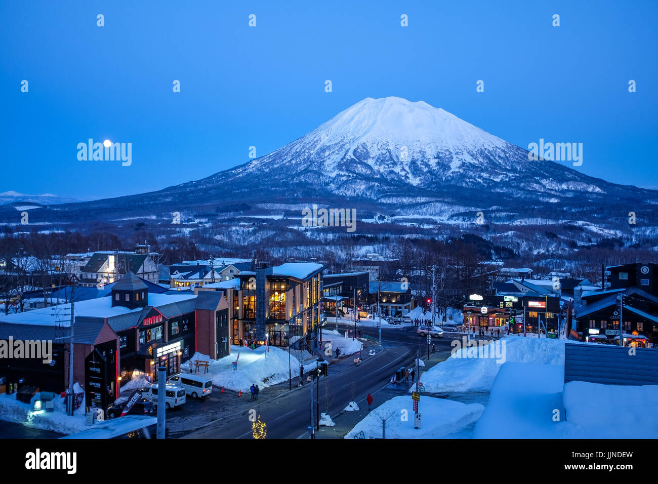La snow-capped Monte Yotei, un vulcano dormiente a Niseko, Giappone, come visto nella luce della sera dal villaggio di Grand Hirafu. Foto Stock
