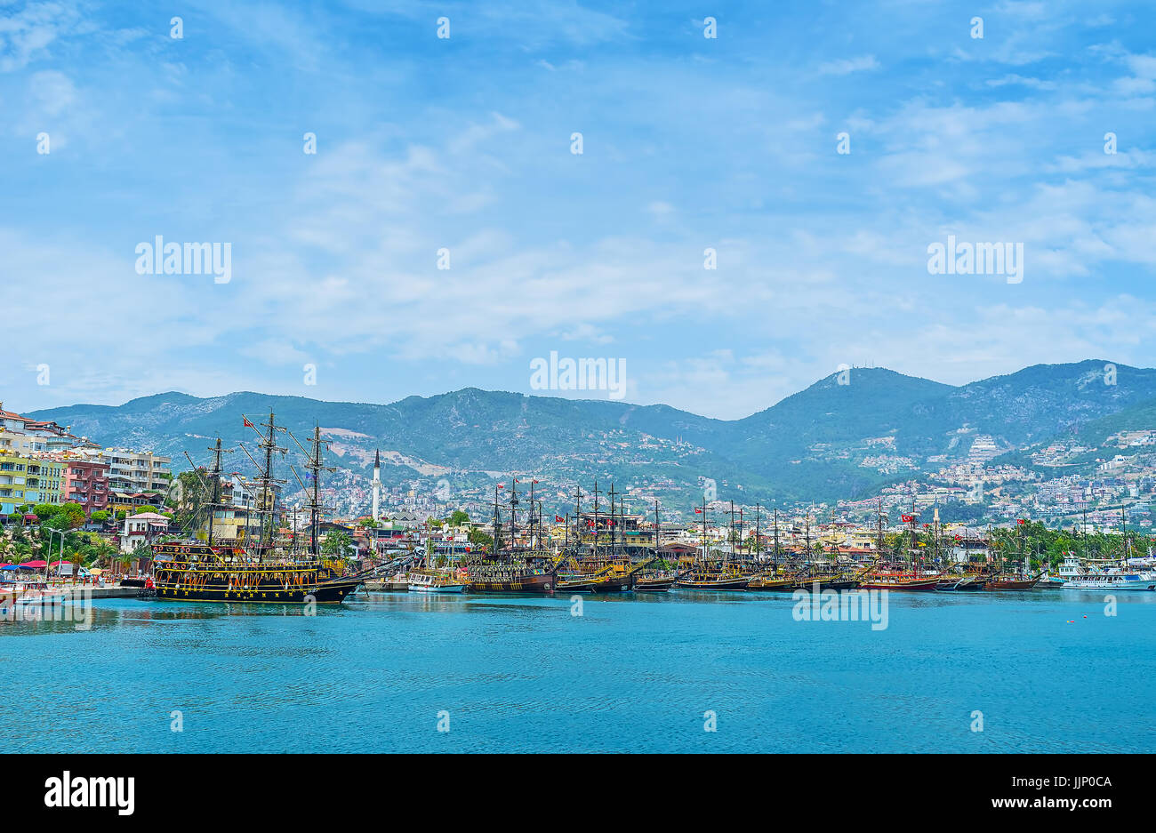 I galeoni in legno sono popolari di trasporto turistico, la decorazione di Alanya marina e offre diversi viaggi, Turchia. Foto Stock