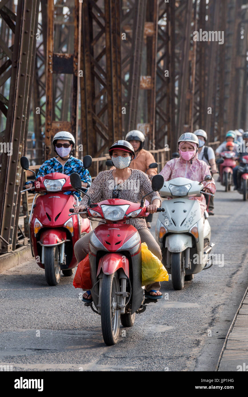 Motocicletta pesante traffico su Paul Doumer ponte che attraversa il Fiume Rosso Hanoi Vietnam Foto Stock