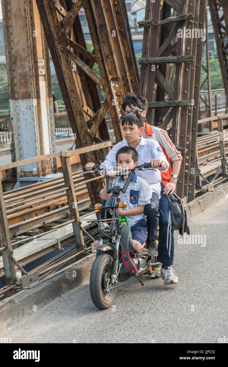 Motocicletta pesante traffico su Paul Doumer ponte che attraversa il Fiume Rosso Hanoi Vietnam Foto Stock