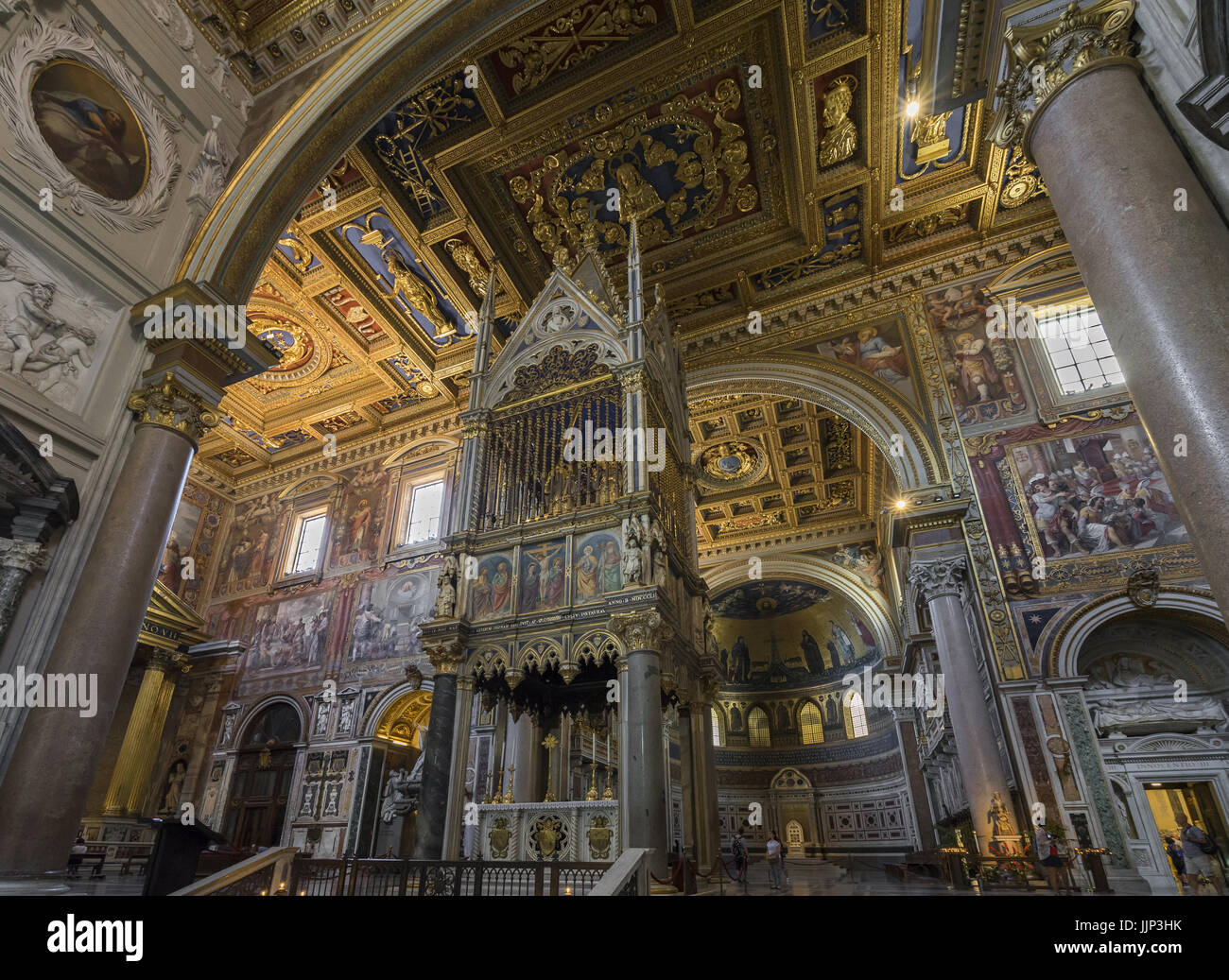 Vista interna della Arcibasilica di San Giovanni in Laterano a Roma. Essa è la più antica tra le quattro papal basiliche maggiori. Roma, Italia, Giugno 2017 Foto Stock