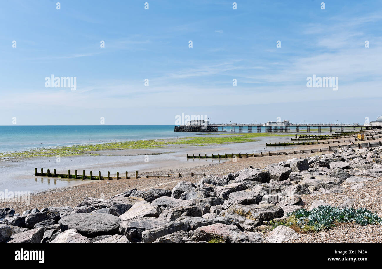 Worthing West Sussex Regno Unito - Worthing Pier a bassa marea fotografia scattata da Simon Dack Foto Stock