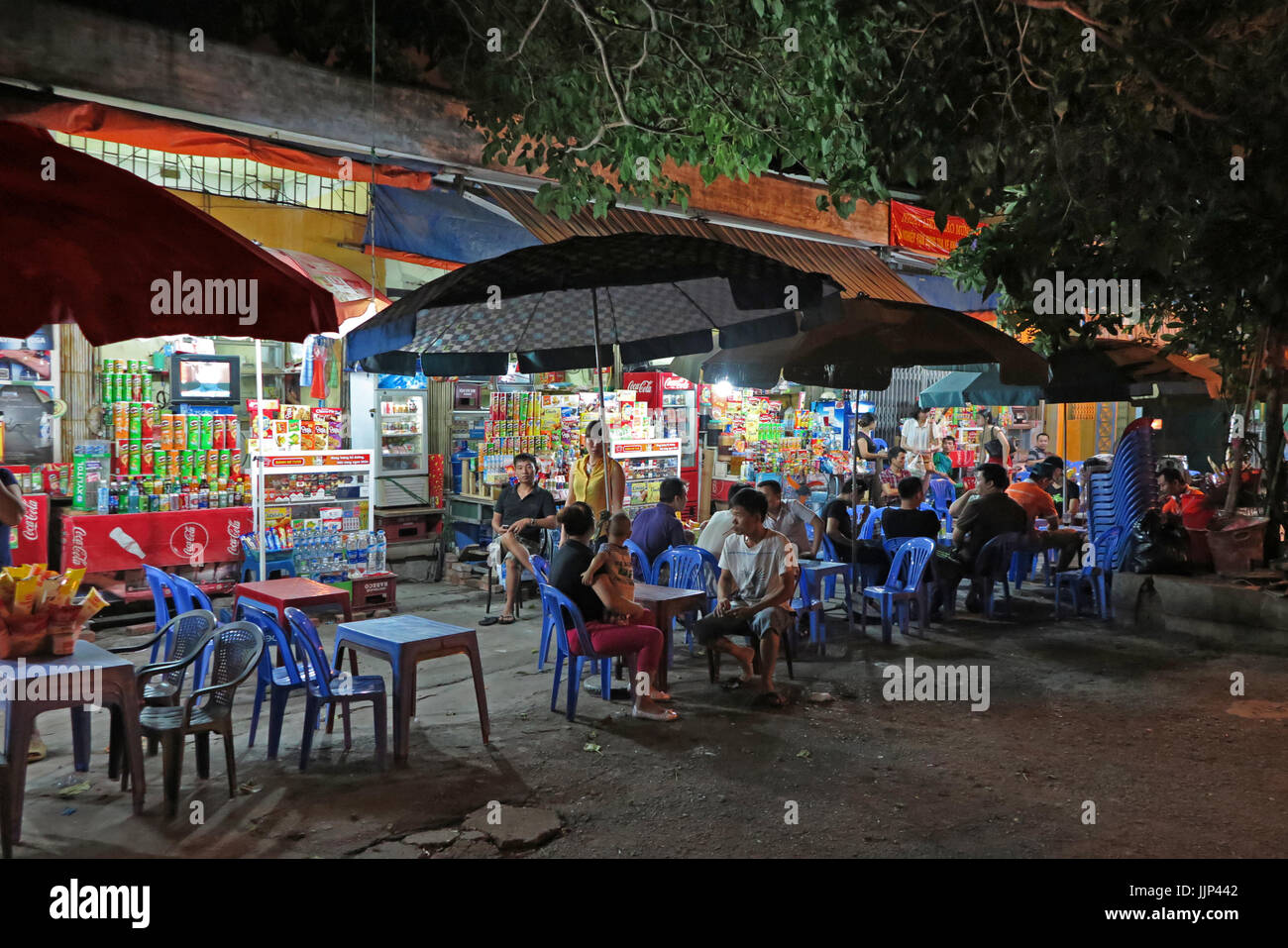 In tarda serata foto di Hanoi ristorante vicino alla stazione del treno Vietnam Foto Stock