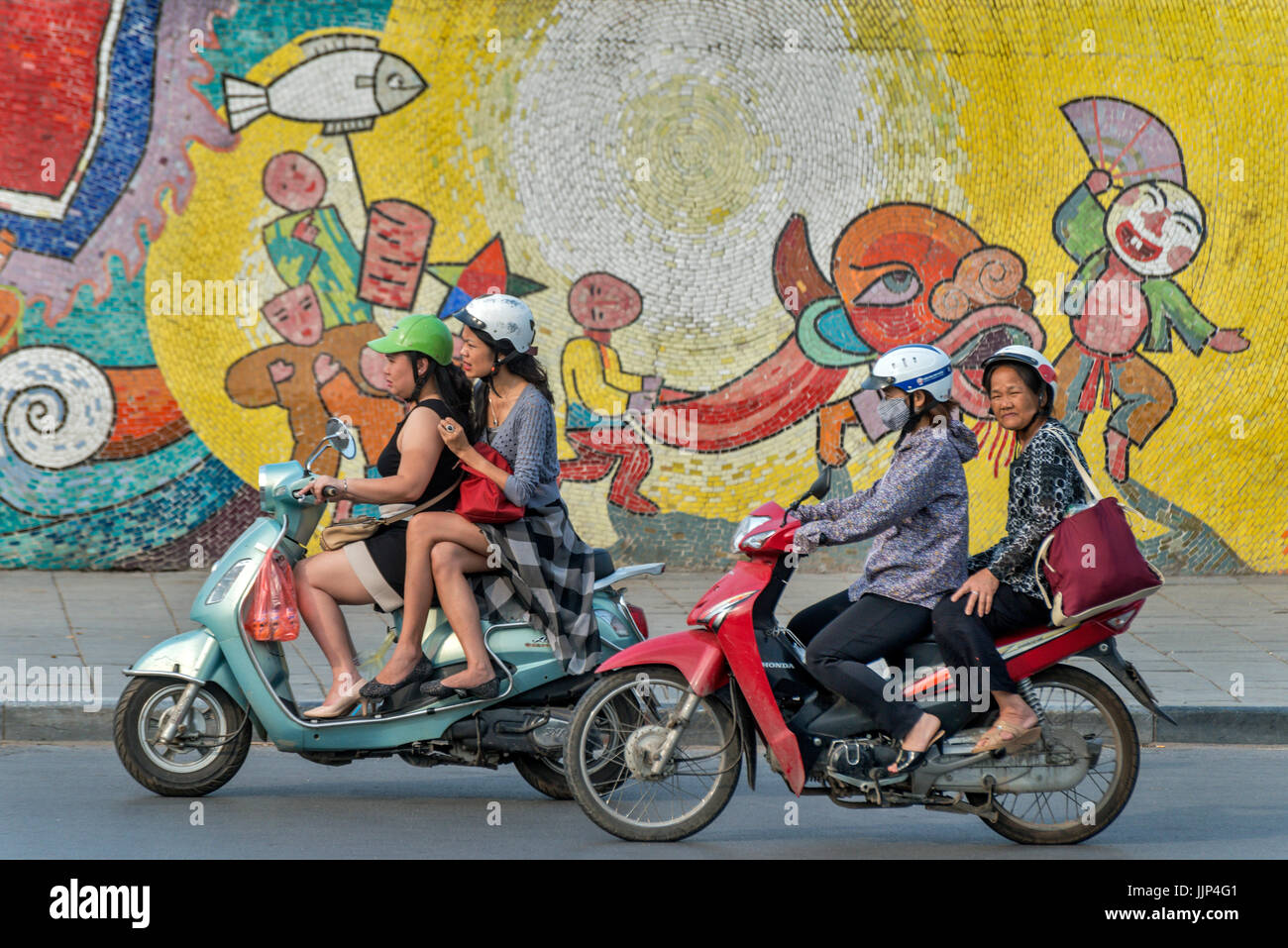 Moto e Biciclette traffico vicino colorati murali a Hanoi, Vietnam. Foto Stock