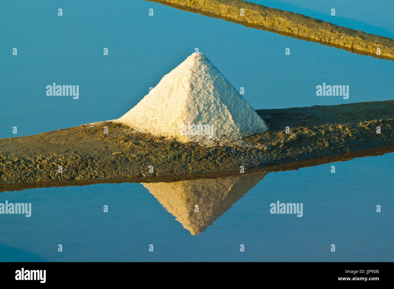 Le saline e la pila di 'Fleur de Sel' intorno il Fier d Ars paludi dell'occidente. Ars en Ré; Ile de Ré; Charente-Maritime; Francia Foto Stock