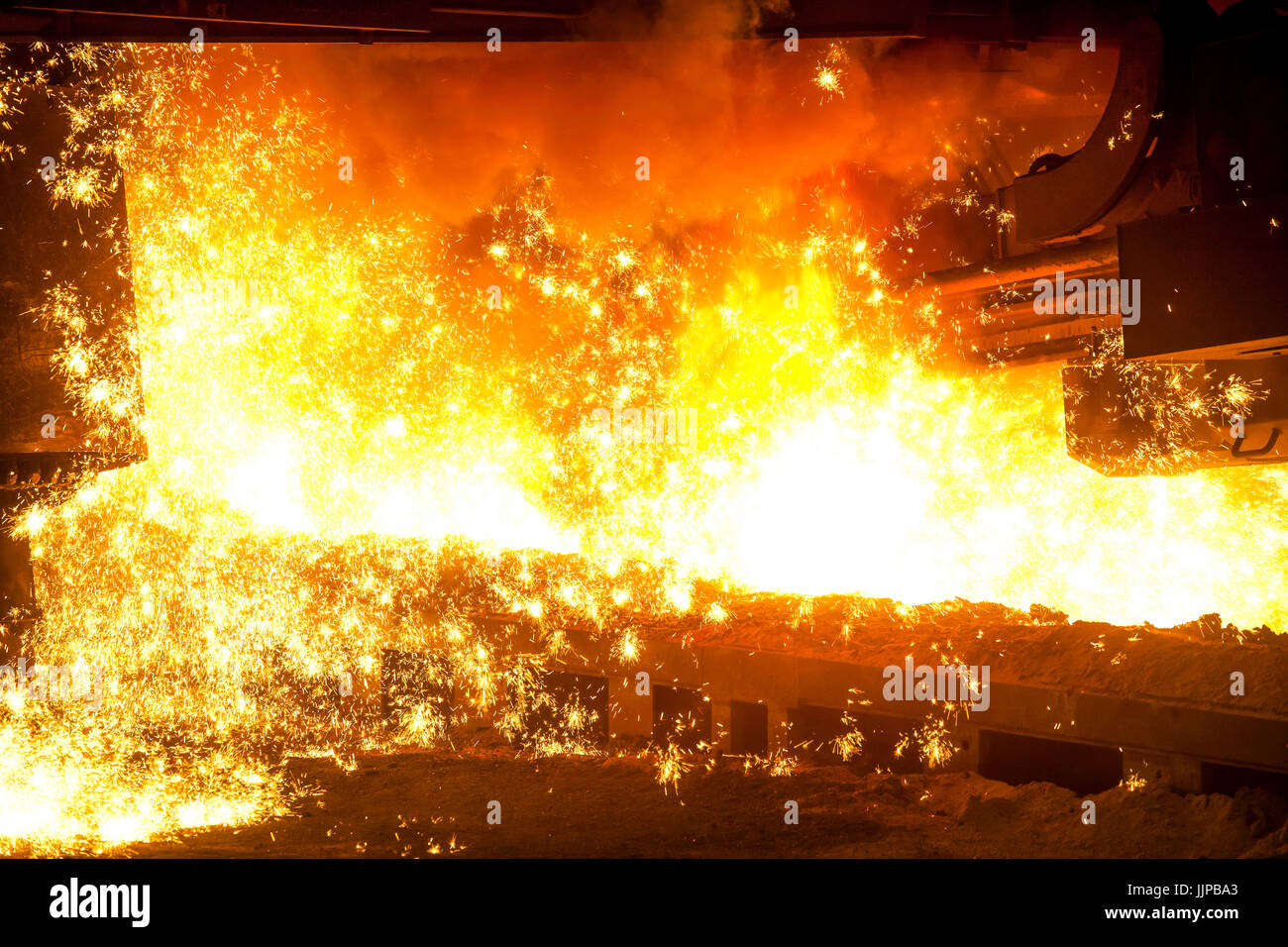 ThyssenKrupp opera di carpenteria metallica a Duisburg, la zona della Ruhr, Renania settentrionale-Vestfalia, in Germania, in Europa. Toccando l'altoforno 8. ThyssenKrupp HŸttenwerk, Duisburg Foto Stock