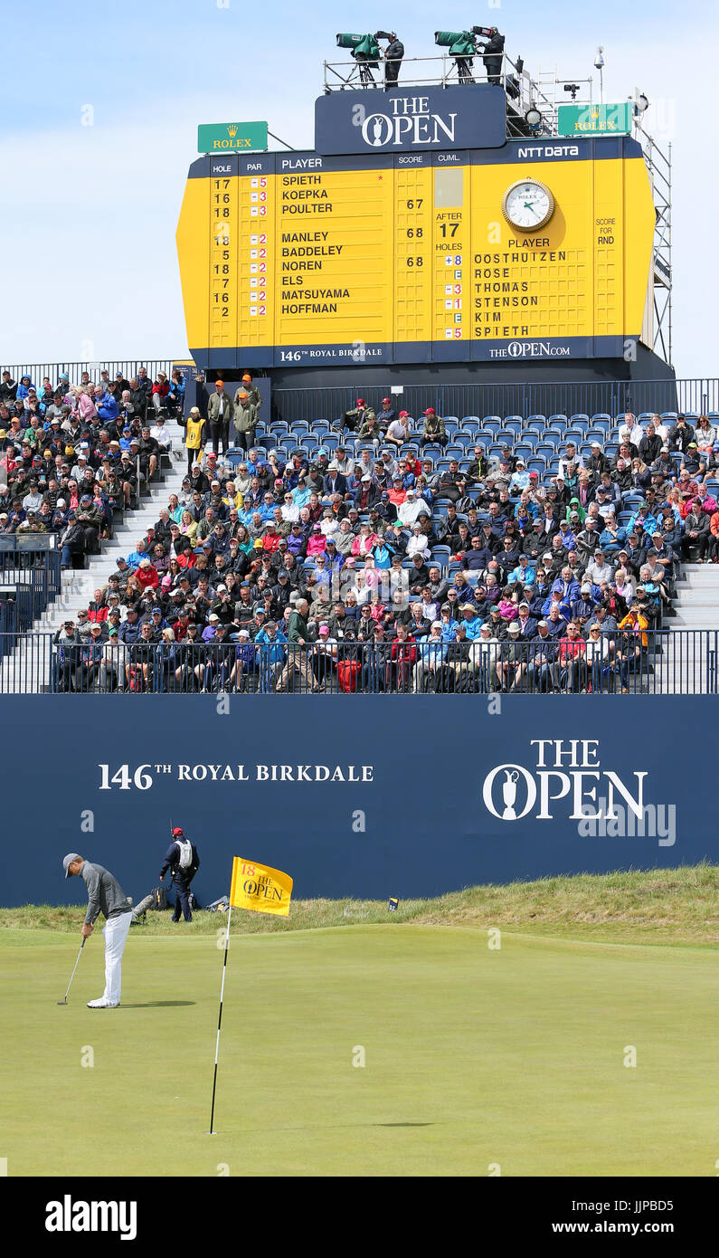 USA la Giordania Spieth linee fino il suo putt sul xviii durante il primo giorno del Campionato Open 2017 al Royal Birkdale Golf Club, Southport. Foto Stock
