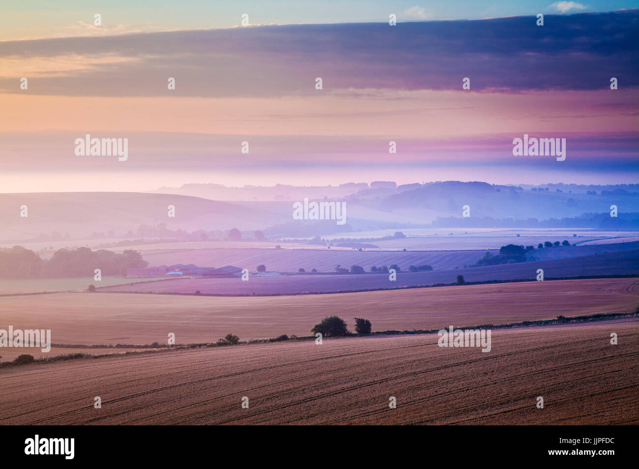 A Midsummer alba vista sui bassi di Marlborough nel Wiltshire da Liddington Hill. Foto Stock