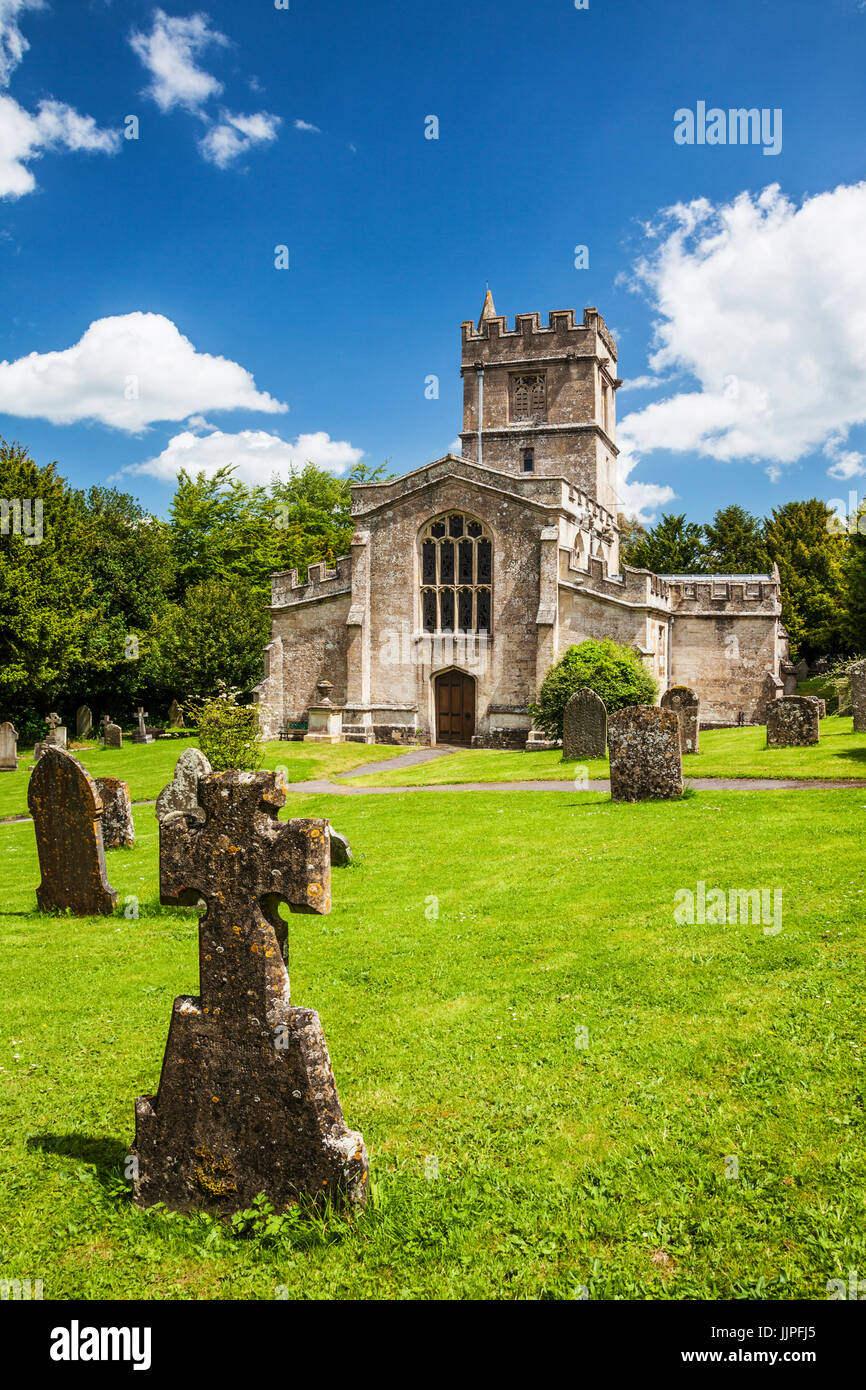Un tipico paese di lingua inglese chiesa nel Wiltshire villaggio di Bratton. Foto Stock