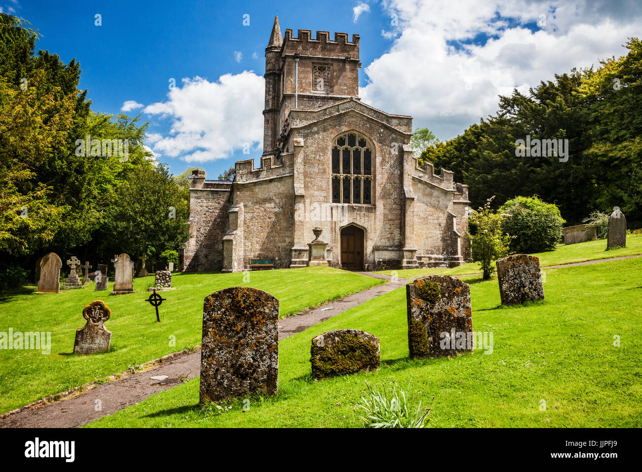 Un tipico paese di lingua inglese chiesa nel Wiltshire villaggio di Bratton. Foto Stock