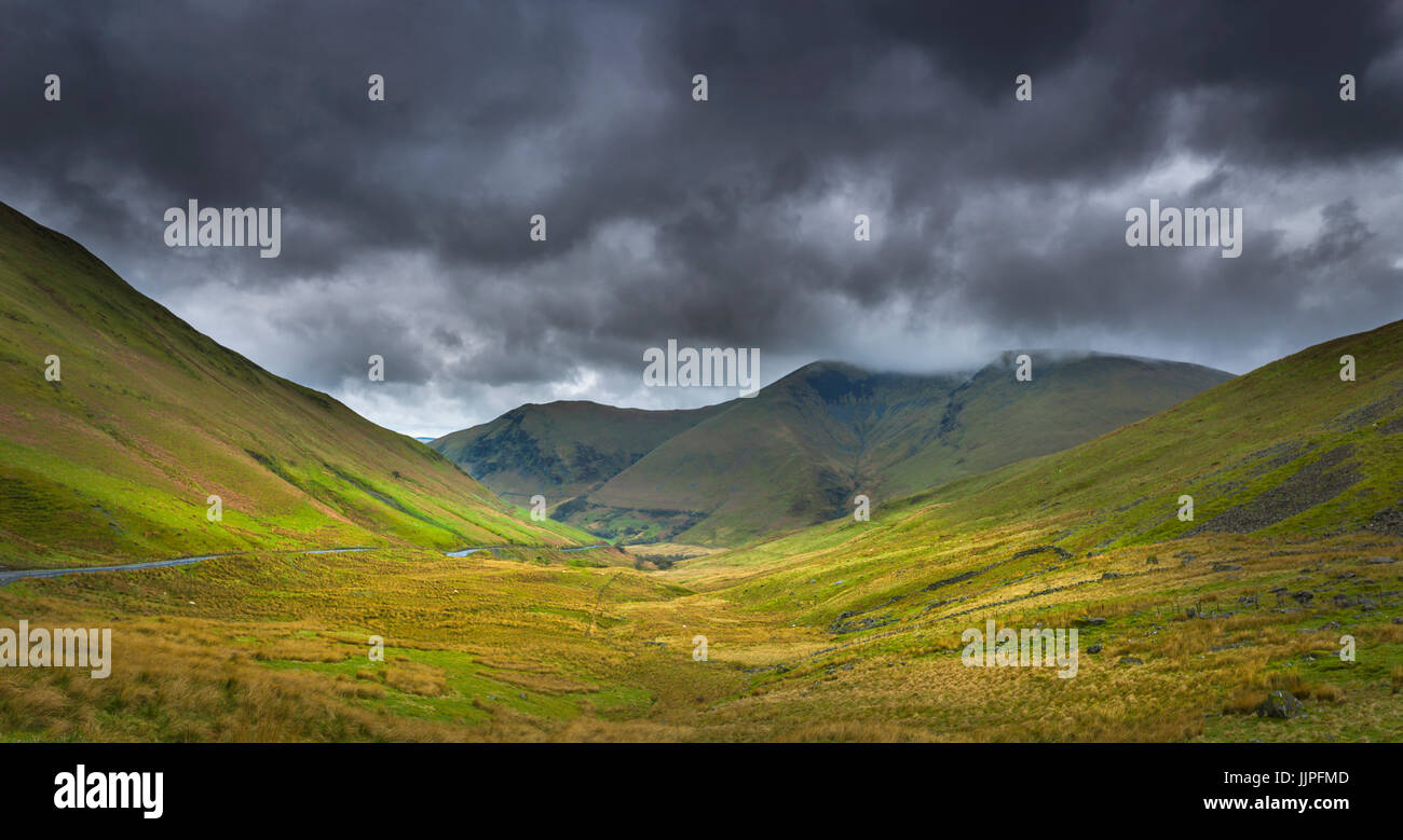 La strada sopra Oerddrws Pass è uno dei più alti in Galles e conduce alla piccola città di Dolgellau. Foto Stock