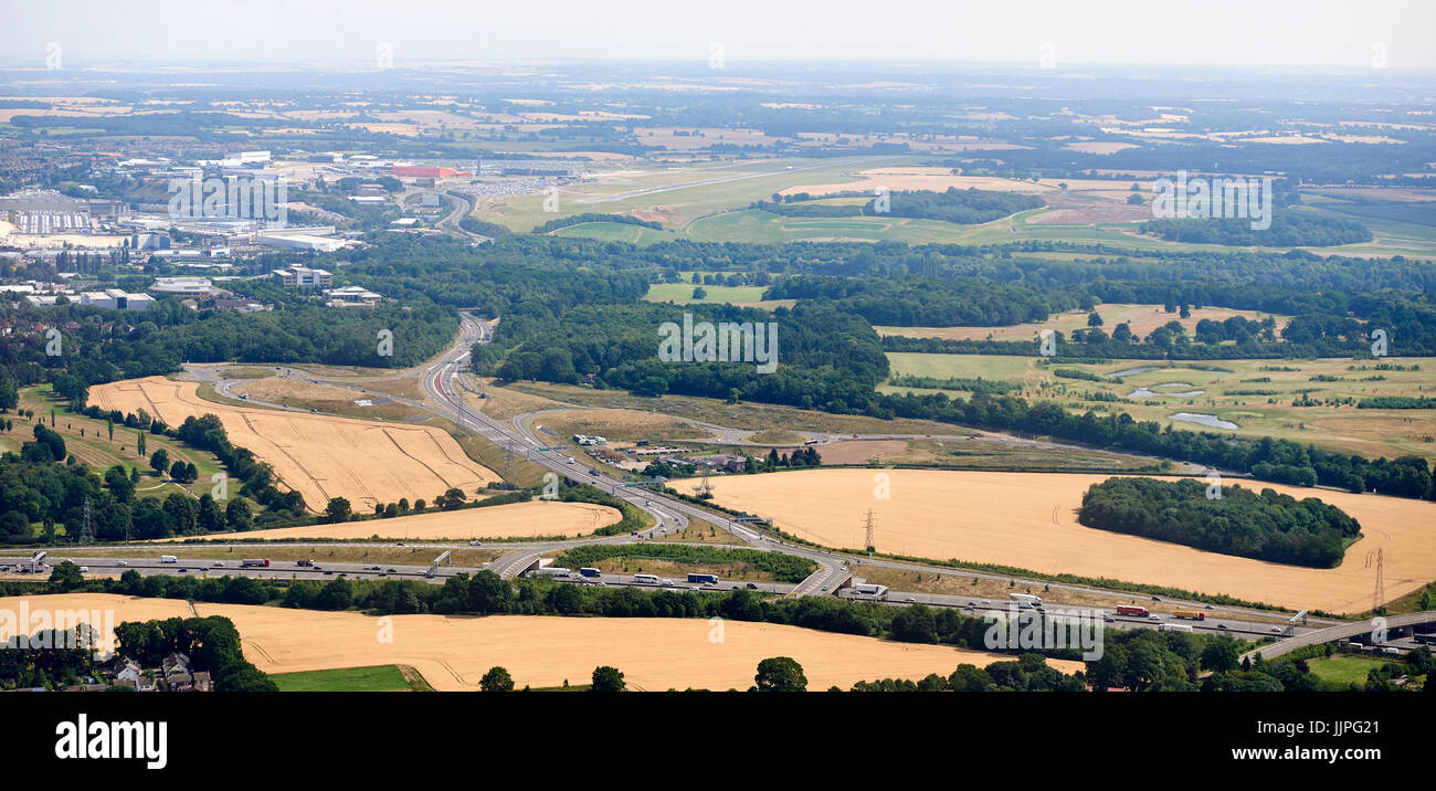 Una vista aerea dell'autostrada M1 e dall' aeroporto di Luton sperone, Luton, Bedfordshire, SE Inghilterra, Regno Unito Foto Stock