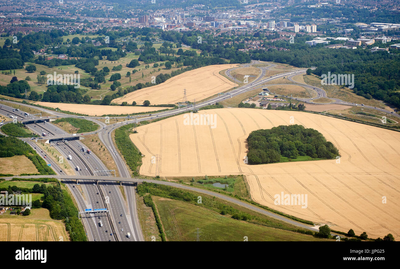 Una vista aerea dell'autostrada M1 e dall' aeroporto di Luton sperone, Luton, Bedfordshire, SE Inghilterra, Regno Unito Foto Stock