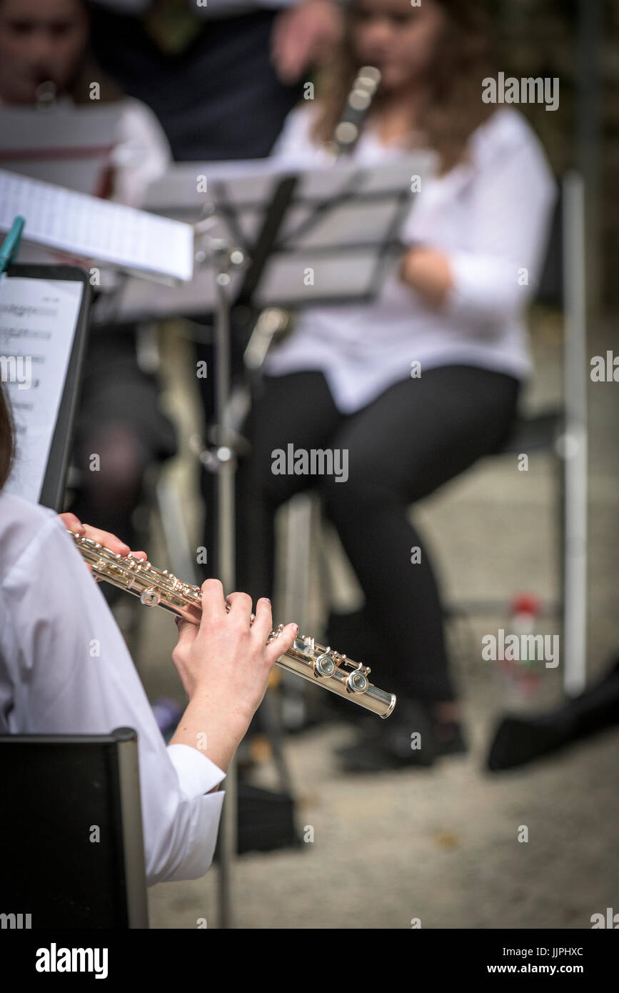 A scuola gli studenti svolgono a Trebah Gardens anfiteatro in Cornovaglia. Foto Stock