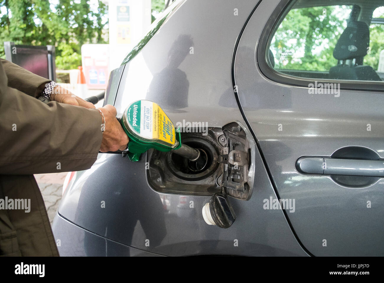 Un cliente di riempimento di una vettura con benzina senza piombo. Foto Stock
