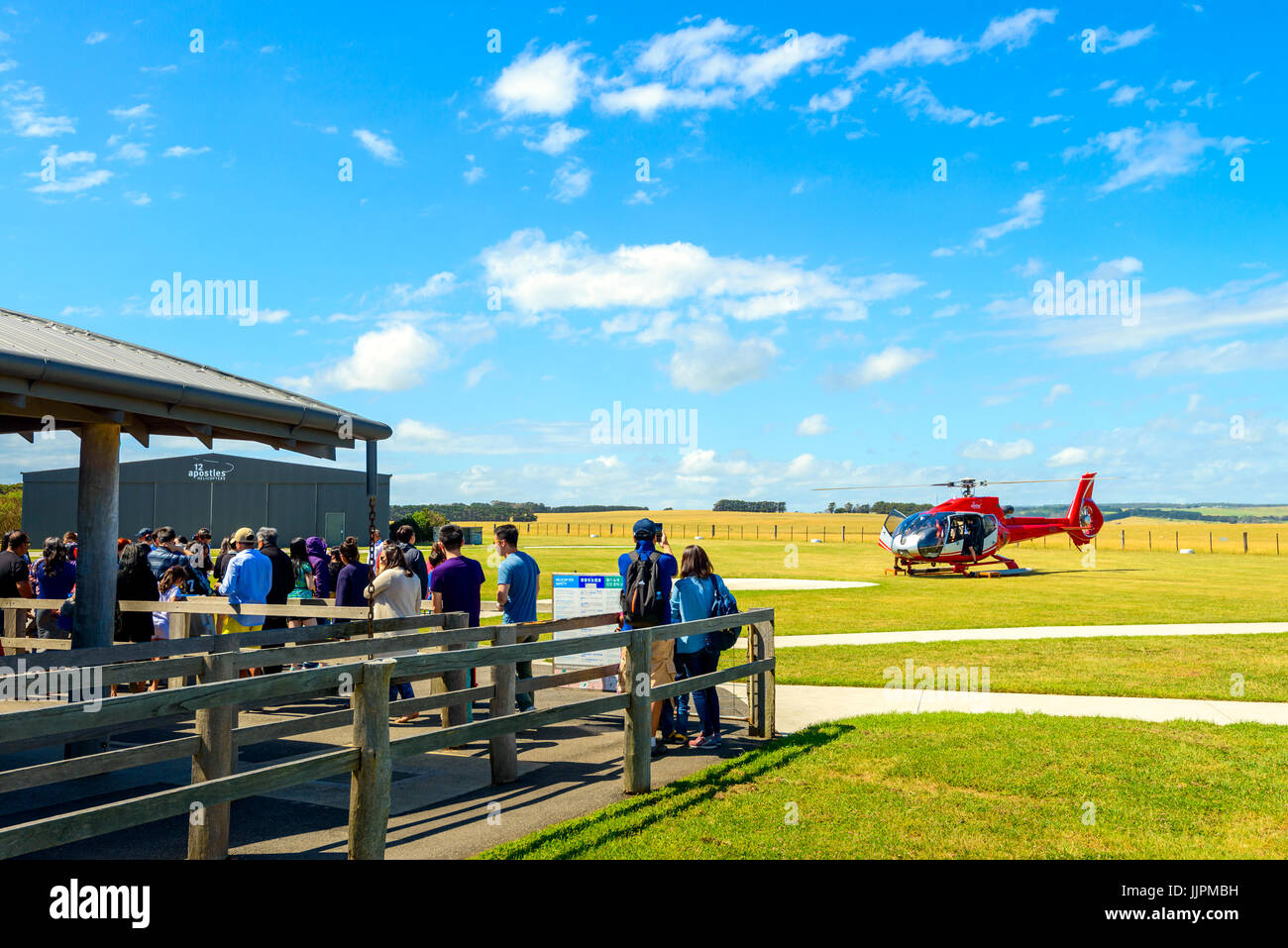 Princetown, Victoria, Australia - 30 dicembre 2016: la gente in coda in linea per scenic dodici Apostoli elicotteri ride sopra la Baia delle Isole via Londra Foto Stock