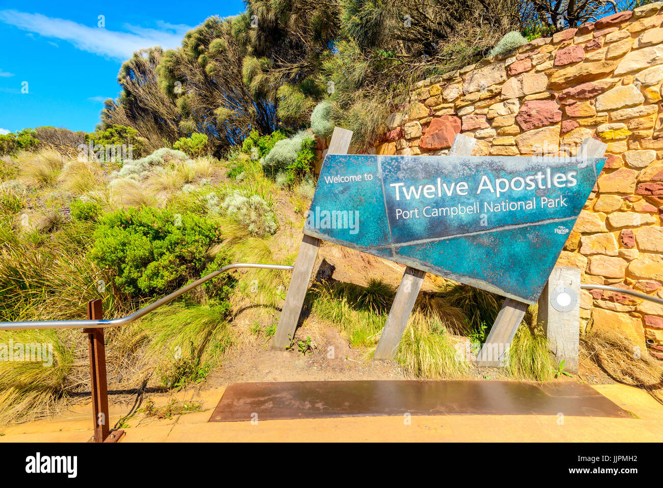 Port Campbell, Victoria, Australia - 30 dicembre 2016: Parco Nazionale di Port Campbell benvenuti accesso installato all'ingresso al castello di roccia in un giorno Foto Stock