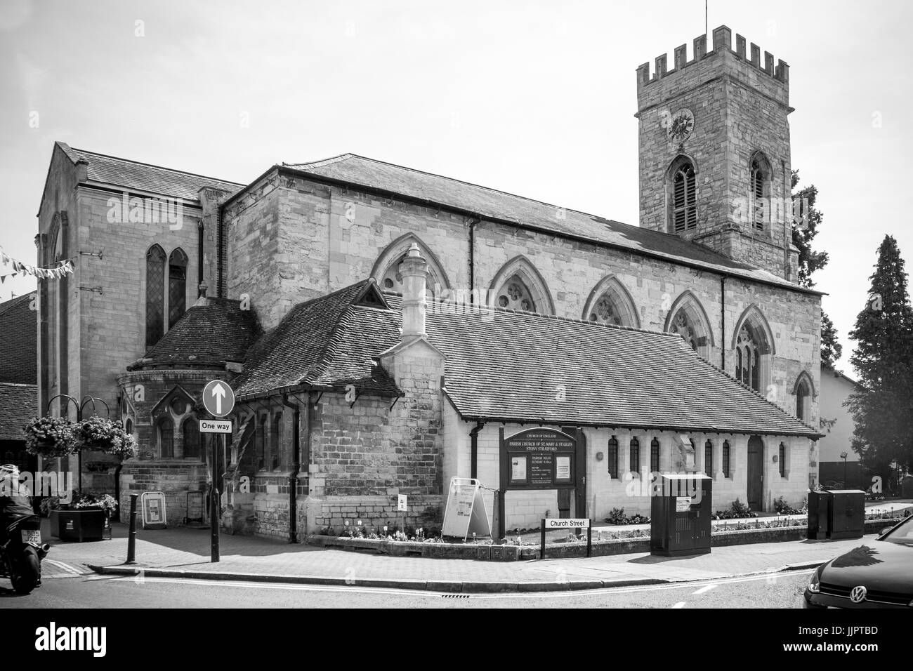 Santa Maria e santa chiesa Gile, Stony Stratford, Buckinghamshire convertito in bianco e nero. Foto Stock