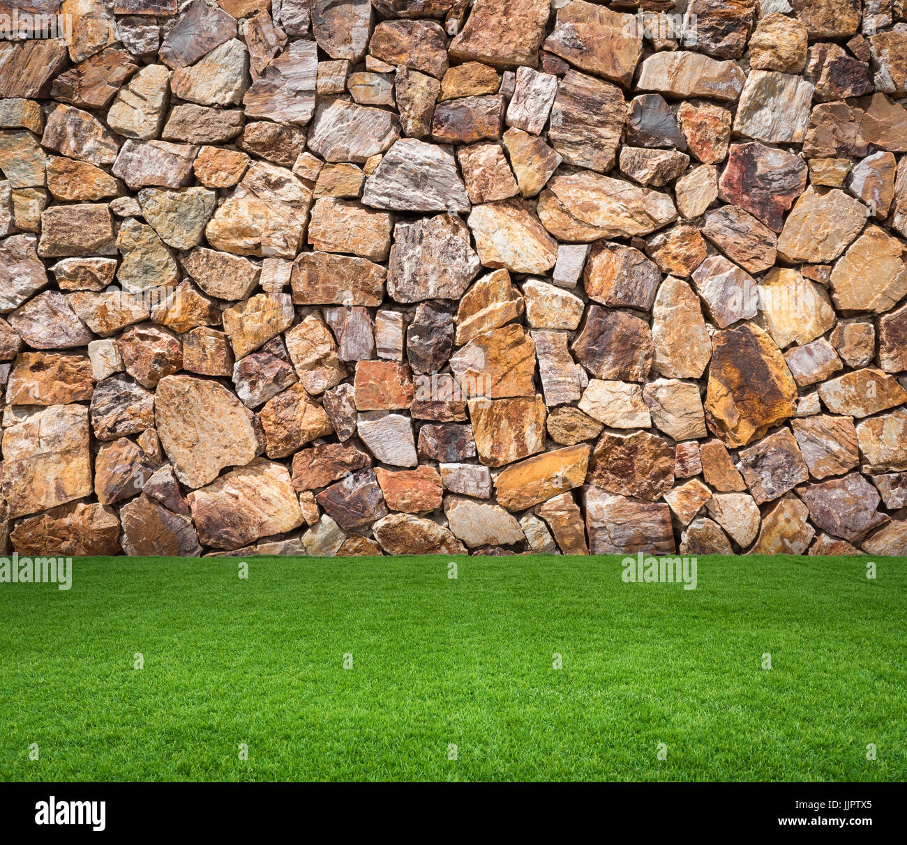 Erba verde o torba marrone con sfondo di pietra Foto Stock