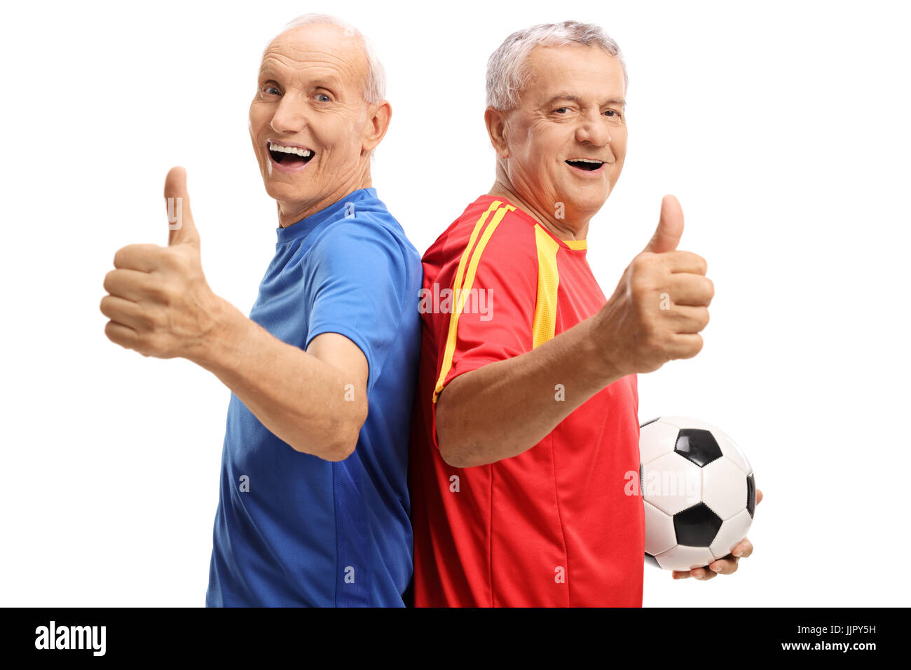 Allegro anziani giocatori di calcio mantenendo le loro pollice in alto isolato su sfondo bianco Foto Stock
