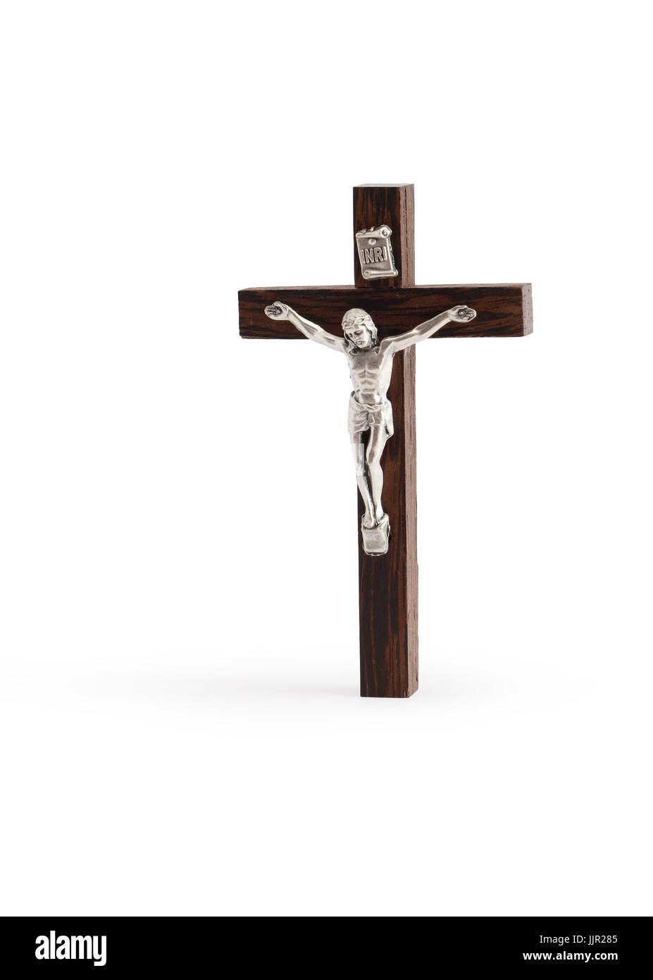 Piccolo crocifisso in legno in piedi su sfondo bianco. Isolato con tracciato di ritaglio Foto Stock