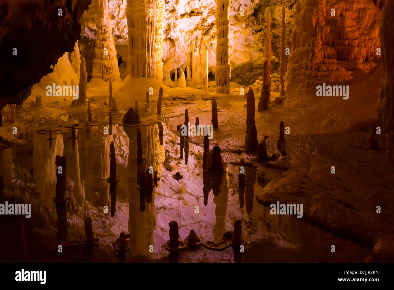 Grotte di Frasassi, Italia, Ancona, Regione Marche. Formazione di stalattiti e stalagmiti nelle grotte di Frasassi, Foto Stock