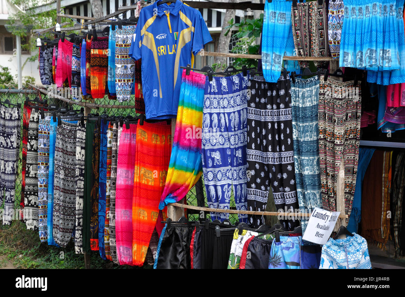 Abbigliamento per la vendita in Unawatuna, Sri Lanka Foto Stock