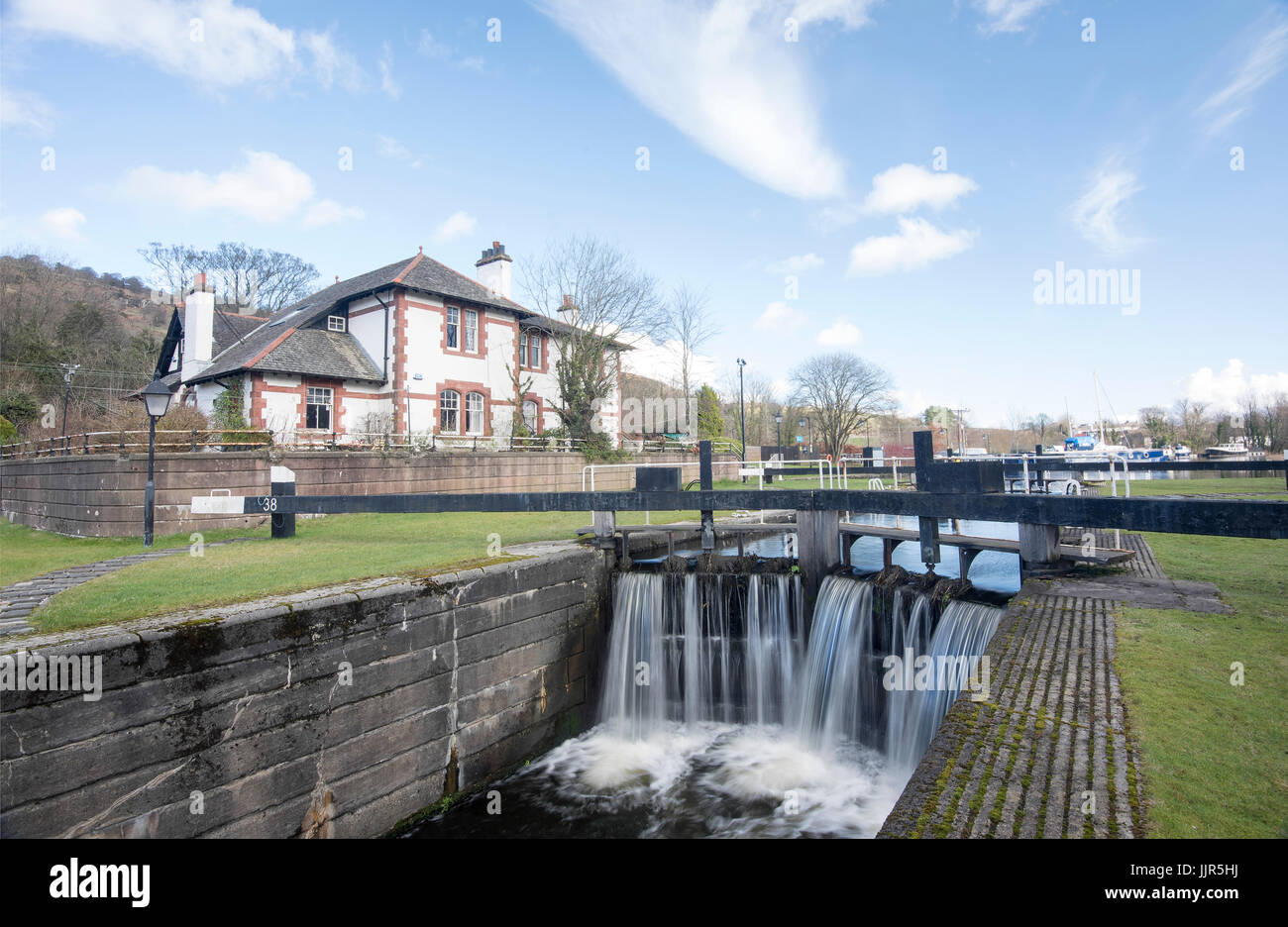 La serratura e la casa a Bowling Porto/bacino nel West Dunbartonshire, Scozia. Foto Stock