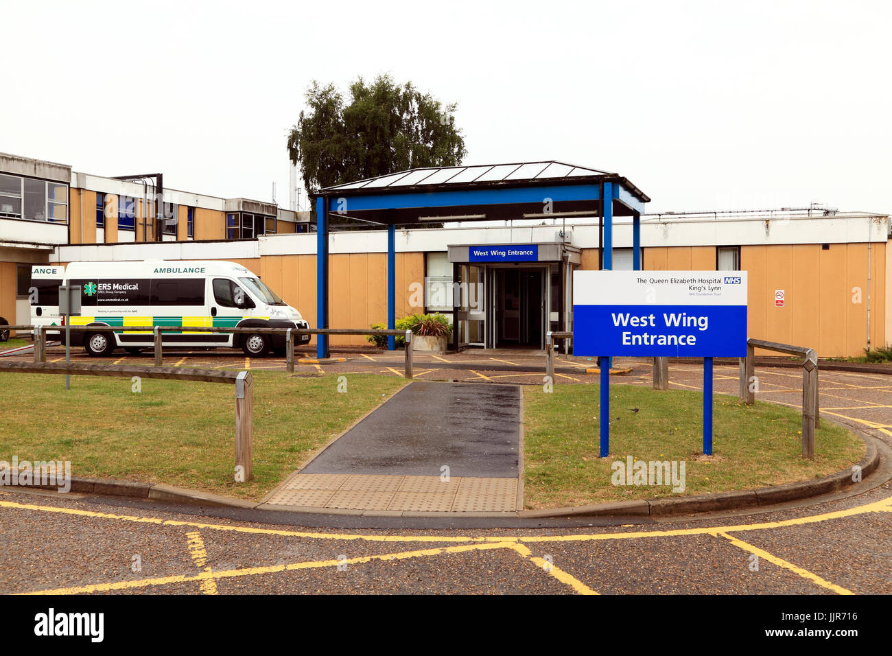 Queen Elizabeth Hospital, Kings Lynn, Norfolk, ala Ovest, ingresso, ospedali e ASL, ERS Medical ambulanza, England, Regno Unito Foto Stock