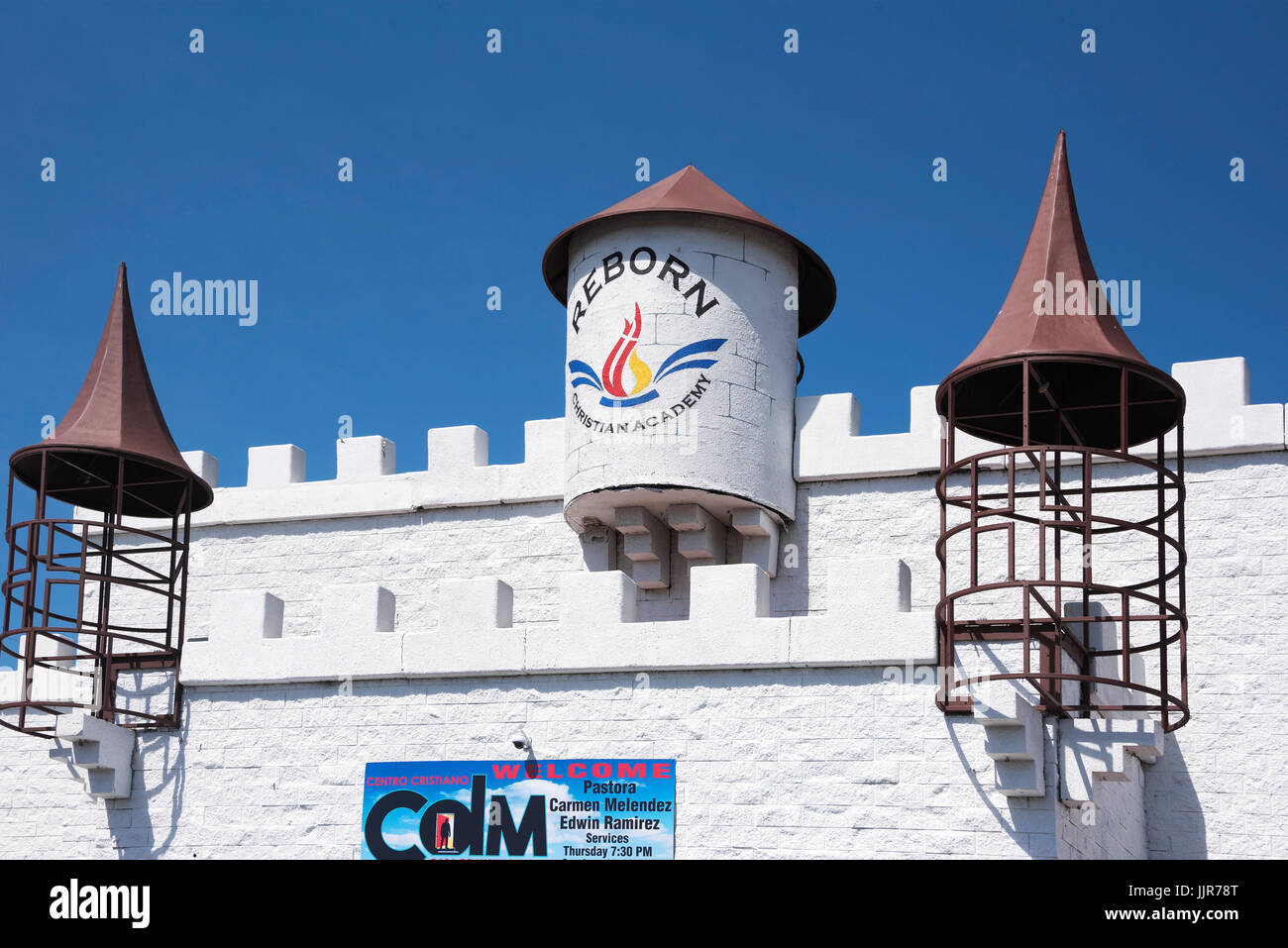 Il moderno castello come archtecrture della rinata accademia cristiana in Kissimmee, Florida. Foto Stock