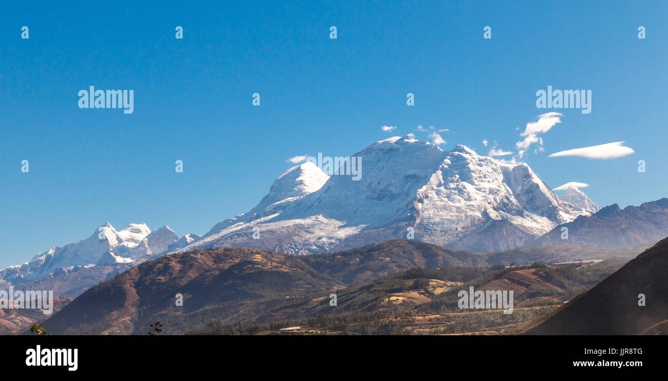 Vista sulle Ande montagne coperte di neve in Perù Foto Stock