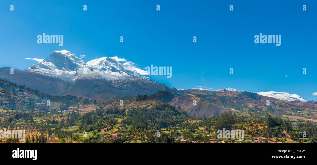 Vista da Yungay sulla montagna Huascara Foto Stock