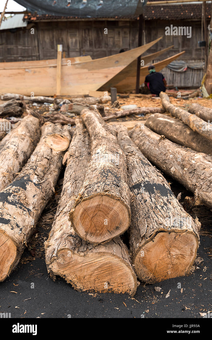 19/06/17 Wera Sangiang Boat Yard, Sumbawa, Indonesia. Barche tradizionali sono fatte a mano sulla spiaggia. Foto Stock