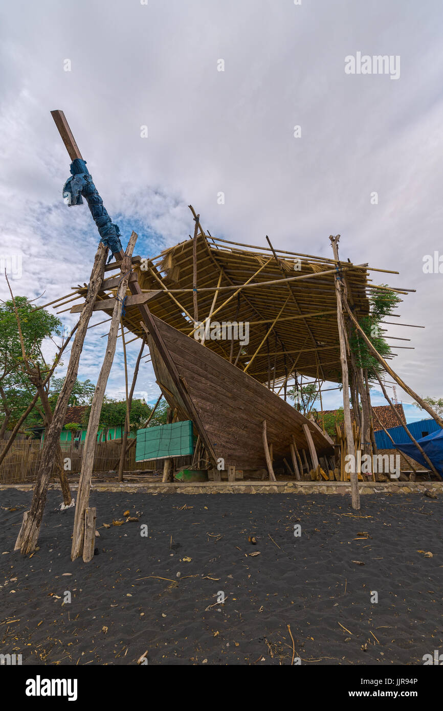 19/06/17 Wera Sangiang Boat Yard, Sumbawa, Indonesia. Barche tradizionali sono fatte a mano sulla spiaggia. Foto Stock