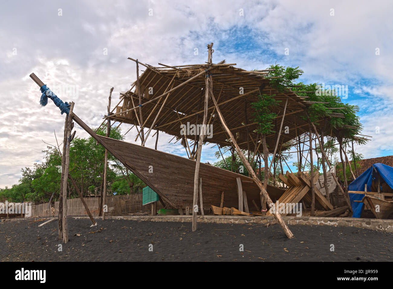 19/06/17 Wera Sangiang Boat Yard, Sumbawa, Indonesia. Barche tradizionali sono fatte a mano sulla spiaggia. Foto Stock