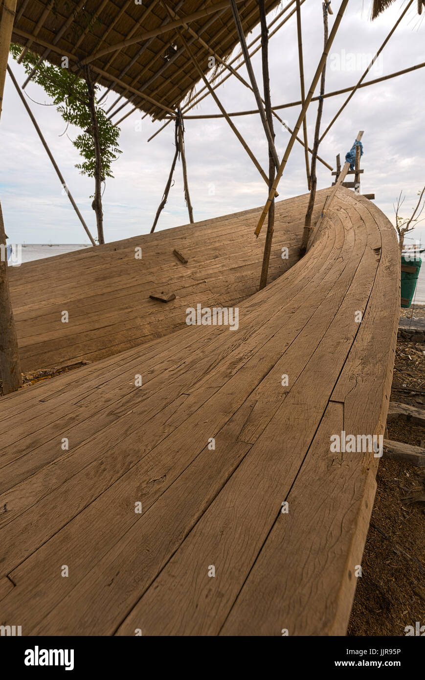 19/06/17 Wera Sangiang Boat Yard, Sumbawa, Indonesia. Barche tradizionali sono fatte a mano sulla spiaggia. Foto Stock