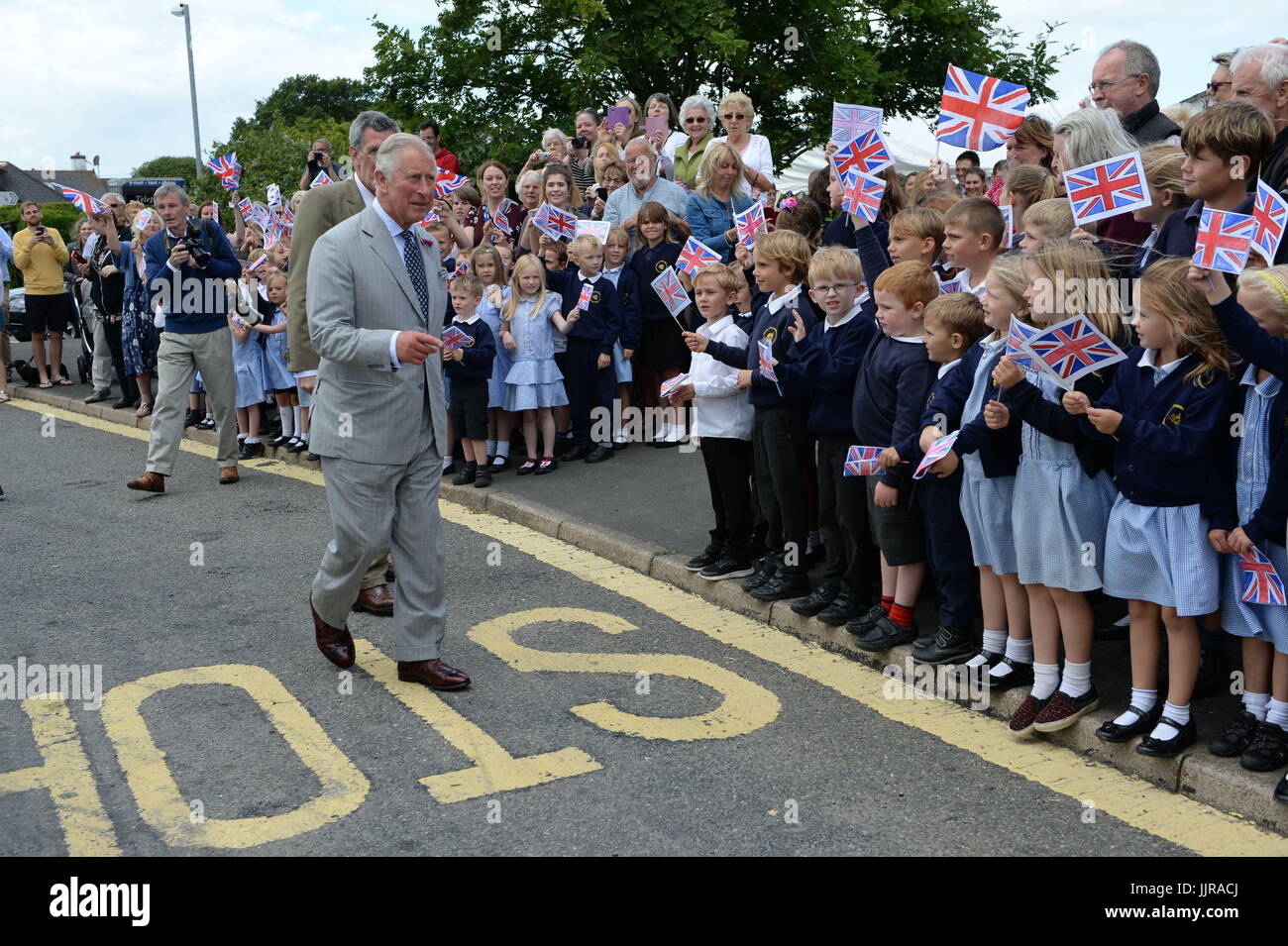 Il Principe di Galles durante una visita per incontrare i bambini da Cheriton Vescovo scuola primaria, il secondo giorno della visita reale di Devon e Cornwall. Foto Stock