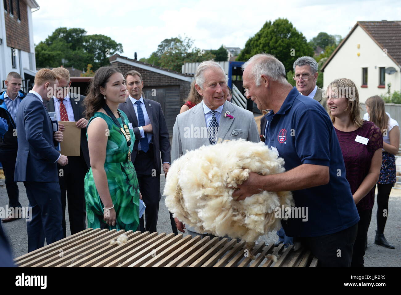 Il Principe di Galles è mostrata la lana di pecora a Devon federazione di giovani agricoltori club in Cheriton Vescovo, il secondo giorno della visita reale di Devon e Cornwall. Foto Stock